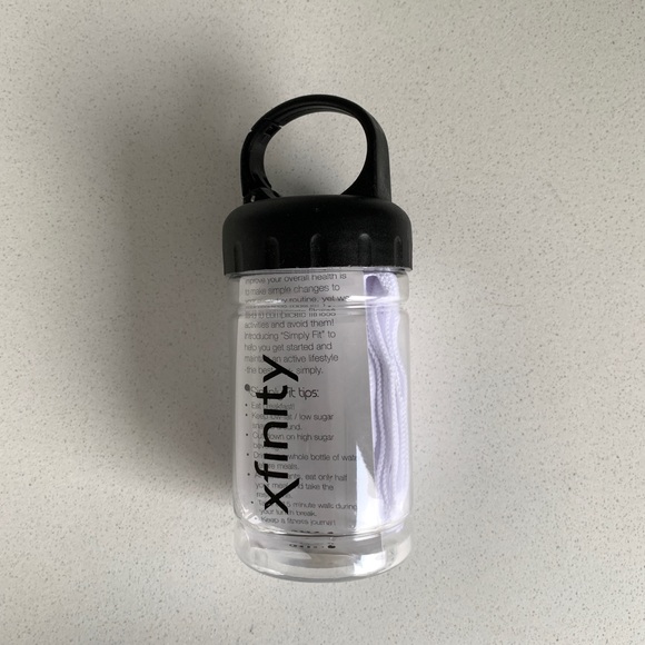 [Free If You Bundle $20+] Xfinity Carabiner Water Bottle & Microfiber Cool Towel - Picture 1 of 4